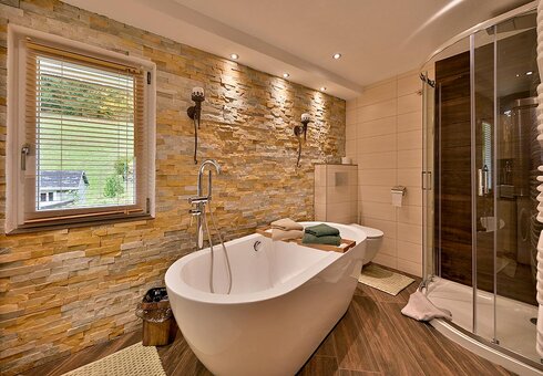 Bad mit Badewanne und Dusche