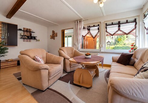 Wohnzimmer mit Couch und TV
