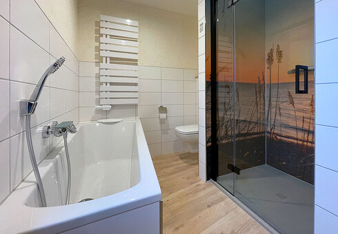 Bad mit Badewanne und Dusche