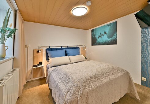 Schlafzimmer mit Doppelbett
