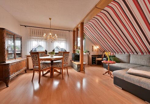 Wohnzimmer mit Couch und TV