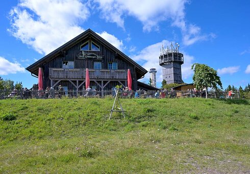 Sommeransicht mit Terrasse