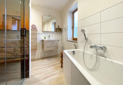 Bad mit Badewanne und Dusche