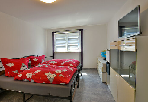Schlafzimmer inkl. TV