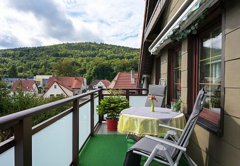 Balkon mit Gartenmöbeln