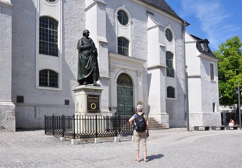 Herderdenkmal vor der Kirche