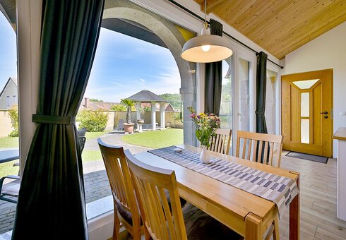 Esstisch mit Blick in den Garten