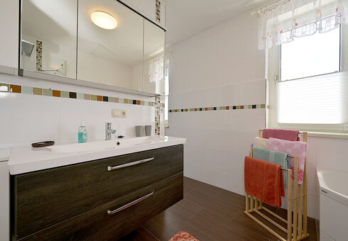 Bad mit Dusche und Badewanne