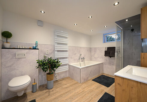 Bad mit Badewanne, Dusche und WC