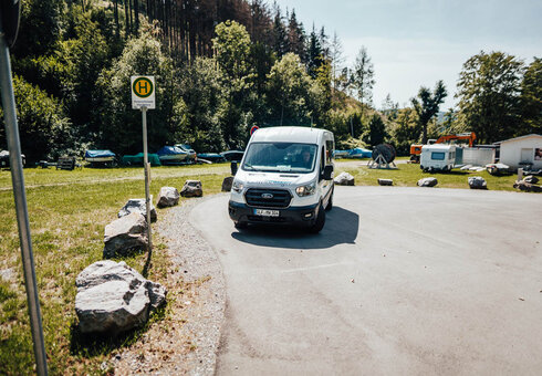 Wanderbus mit direktem Bedarfshalt am Naturerholungsgebiet Portenschmiede 