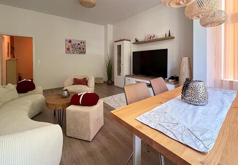 Wohnzimmer mit Couch und TV