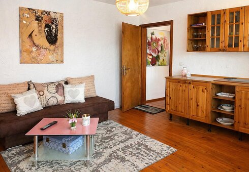 Wohnzimmer mit gemütlicher Couch