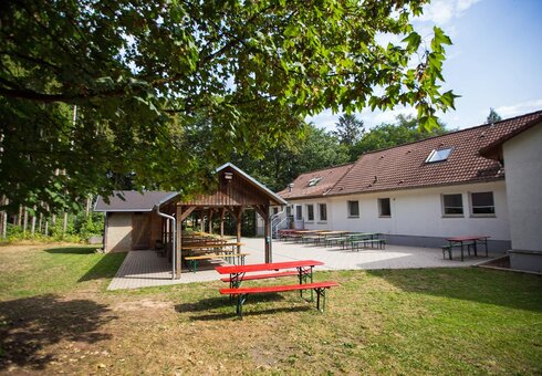 Grillplatz mit überdachten Sitzmöglichkeiten