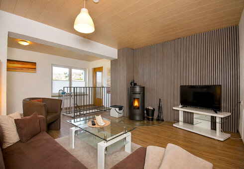 Wohnzimmer mit Couch und TV