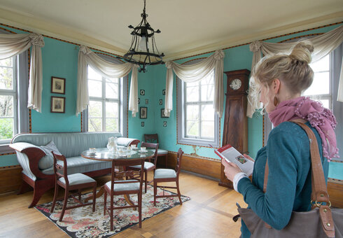 Biedermeierzimmer mit Besucher (Foto: Tino Sieland)