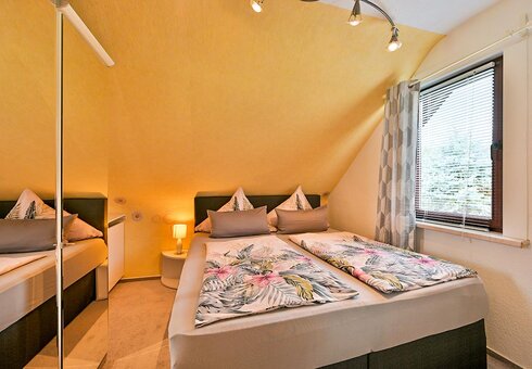 Schlafzimmer mit Doppelbett