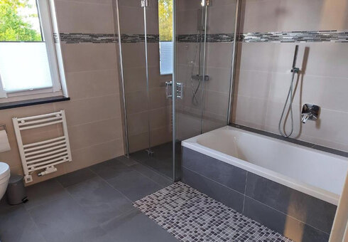 Dusche und Badewanne