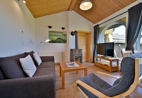Wohnbereich mit Couch und Kamin