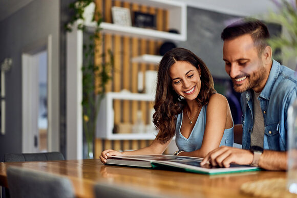 Freude beim Fotobuch anschauen (© Adobe Stock)