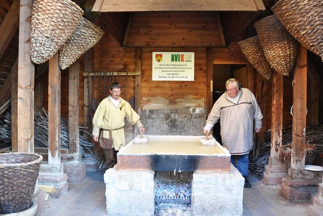 Arbeiter bei der Salzgewinnung