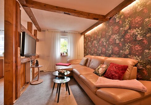 Wohn-Esszimmer mit Couch und TV