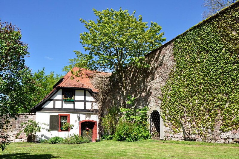 Stadtmauer mit Fachwerkhaus