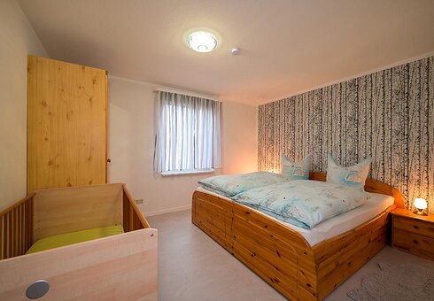 Schlafzimmer mit Doppelbett & Babybett