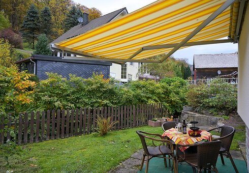 Terrasse mit Liegewiese