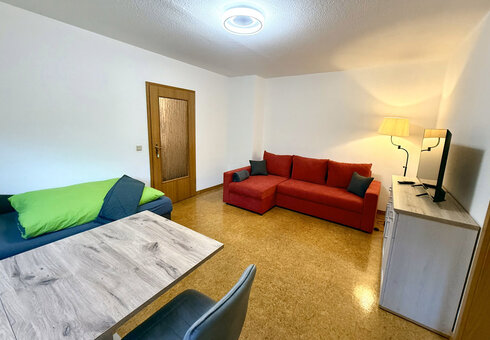 Wohnzimmer mit Esstisch, Einzelbett & Schlafcouch