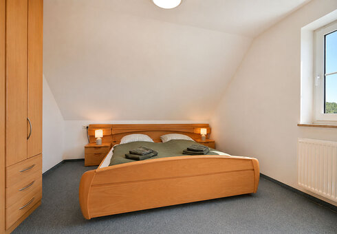 Schlafzimmer mit Doppelbett