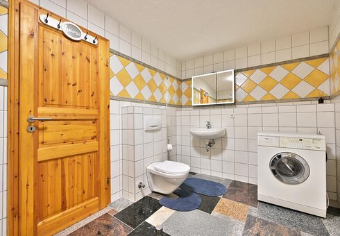 Bad mit WC und Waschmaschine