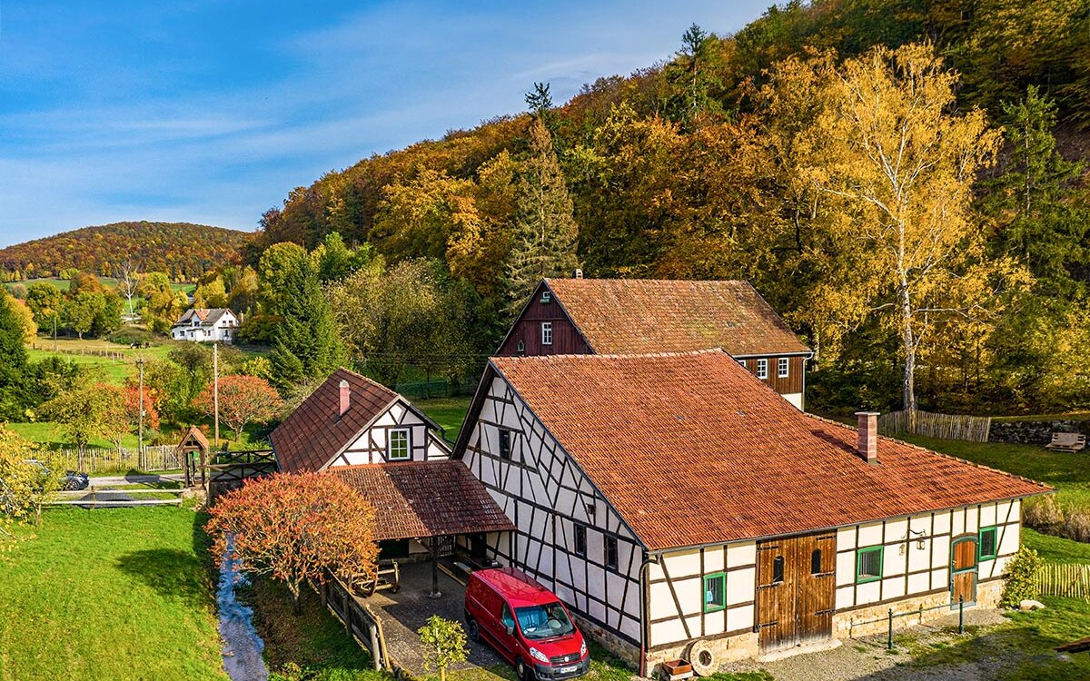 Wohn-Küche mit Esstisch und TV