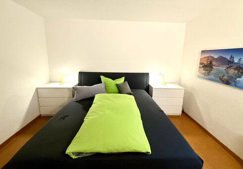 Schlafzimmer mit Doppelbett