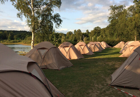 Zelte auf dem Campingplatz