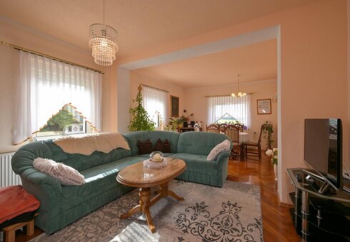 Wohnzimmer mit Couch und TV