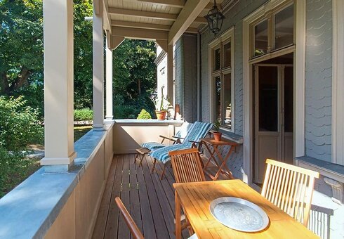 Liegestuhl auf dem Balkon