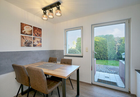 Esstisch mit Zugang zur Terrasse