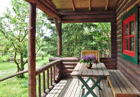 Terrasse vor einer Blockhütte