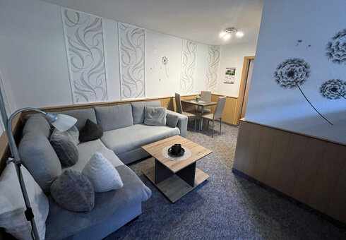 Wohnraum mit Sitz- und Essecke