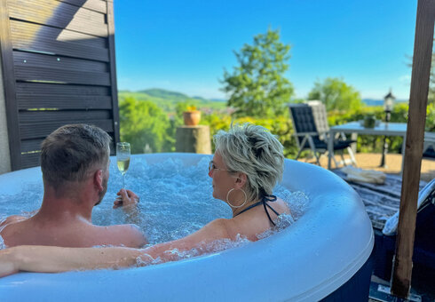 privater Jacuzzi im DELUXE Bungalow
