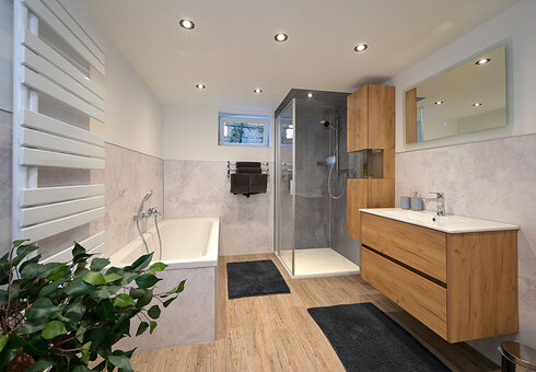 Bad mit Badewanne, Dusche und WC