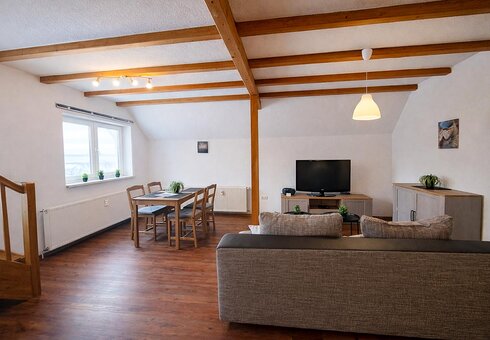 Wohnzimmer mit Couch und TV