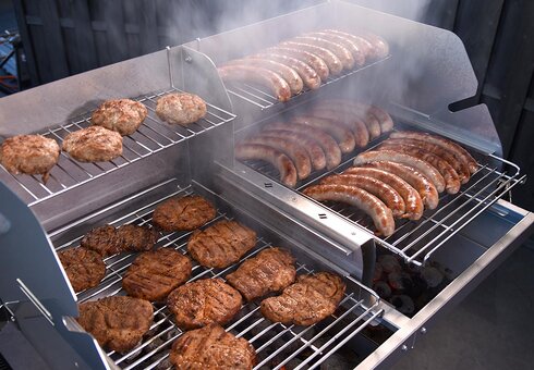 Rostbrätl und Bratwürste auf THÜROS Grill