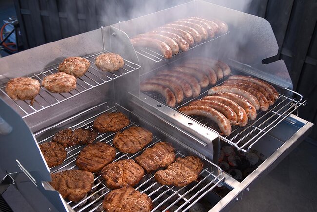 Rostbrätl und Bratwürste auf THÜROS Grill