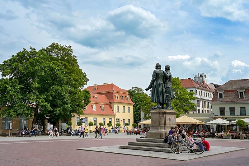 Theaterplatz mit Wittumspalais und Goethe-Schiller-Denkmal