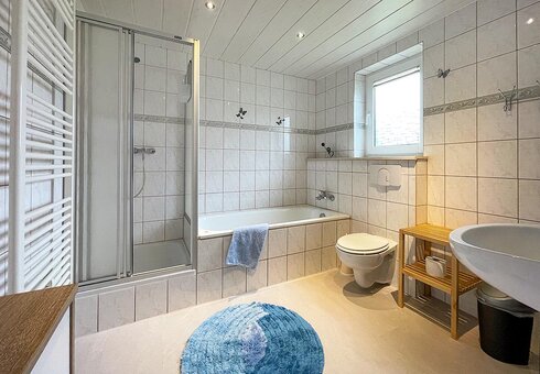 Bad mit Dusche und Badewanne