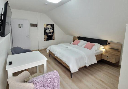 Blick in das Schlafzimmer mit Doppelbett