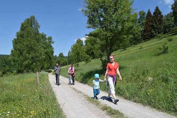 Auch während der Corona-Zeit jederzeit möglich - eine Wanderung mit der Familie durch Thüringer Landschaften Auch während der Corona-Zeit jederzeit möglich - eine Wanderung mit der Familie durch Thüringer Landschaften