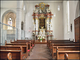 Kirchenschiff mit Altar