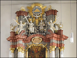 Figuren am Altar